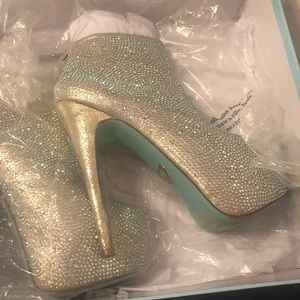 Women’s size 6 shoe